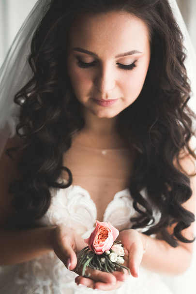 Retrato de noiva deslumbrante com cabelos longos posando com grande buquê - Foto, Imagem
