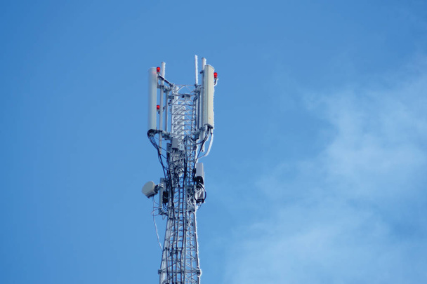 Torre de comunicación o silueta del sitio celular del teléfono de la red 3G 4G en el cielo azul y espacio para el texto. Equipos congelados
 - Foto, Imagen