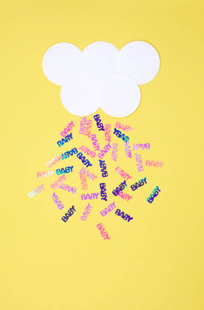 weiße Wolke auf gelbem Hintergrund mit pastellfarbenem Konfetti Baby - Foto, Bild