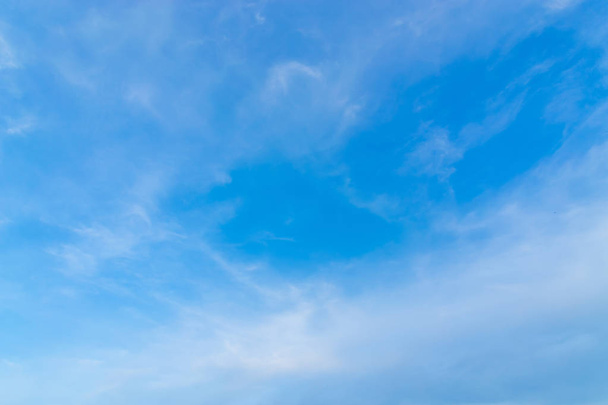 Les nuages blancs dans le ciel bleu avec les événements de chaque jour sont difficiles à deviner
. - Photo, image
