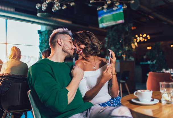 coppia razza mista avendo appuntamento romantico in caffetteria
 - Foto, immagini