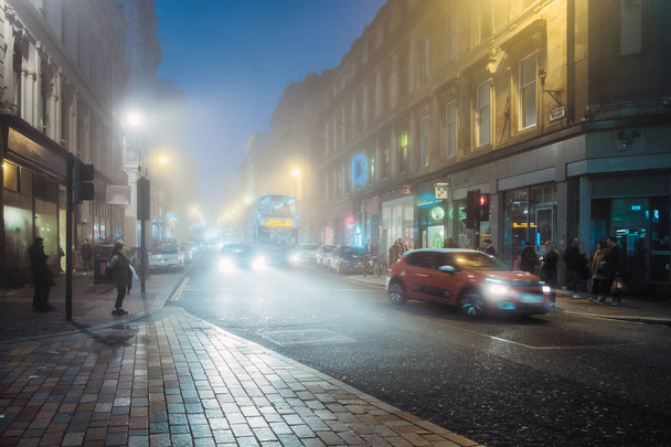Στους δρόμους της πόλης το βράδυ στην ομίχλη. Δεκεμβρίου 2018. Γλασκώβη, Ηνωμένο Βασίλειο - Φωτογραφία, εικόνα