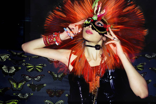 çekici genç maskeli kadın bir parti kompozit fotoğraf üzerine - Fotoğraf, Görsel