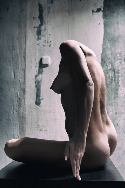 Beautiful naked body of a young woman. Headless. - Foto, Bild