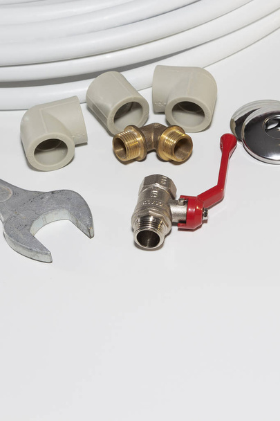 outils et équipements de plomberie sur blanc avec espace de copie
. - Photo, image