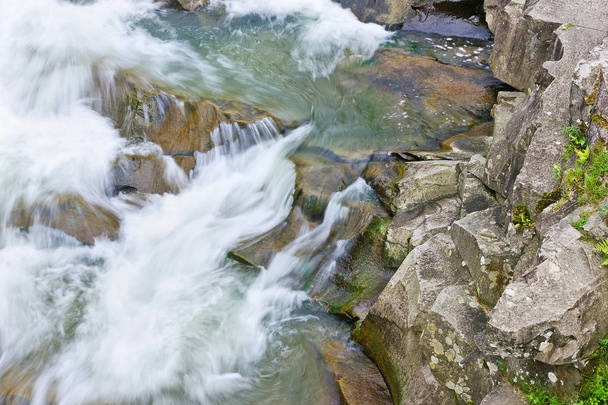 La cascada Probyu en el río de montaña Prut en los Cárpatos Ucranianos
 - Foto, Imagen