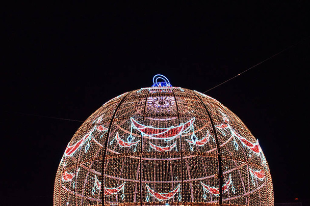 Де-ла-Фронтера Хересі, Іспанія - 1 грудня 2018: великий Різдвяний бал в площі Кармен Андалусії. Оформлені вулиці нітрохи Різдвяні вогні - Фото, зображення