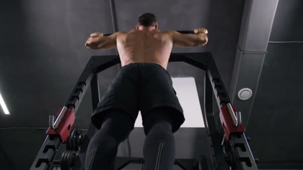 Vista de abajo. Bodybuilder hace pull-ups en la barra horizontal 4K Slow Mo
 - Imágenes, Vídeo