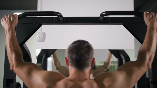 Człowiek z mięśni pleców ciągnie się na symulatorze 4k Slow Mo - Materiał filmowy, wideo