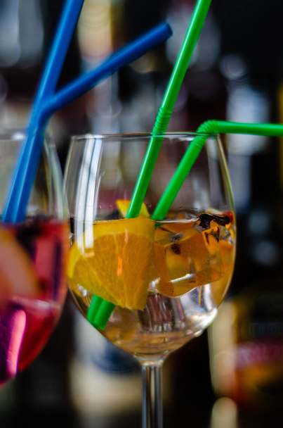 fresh and refreshing cocktails based on gin, a distinctive herbal flavor, bar - Foto, Bild
