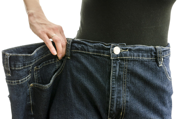 Fechar a cintura de uma mulher magra em calças grandes
 - Foto, Imagem