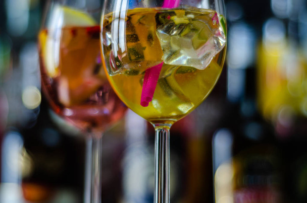 frische und erfrischende Cocktails auf Basis von Gin, einem unverwechselbaren Kräutergeschmack, Bar - Foto, Bild