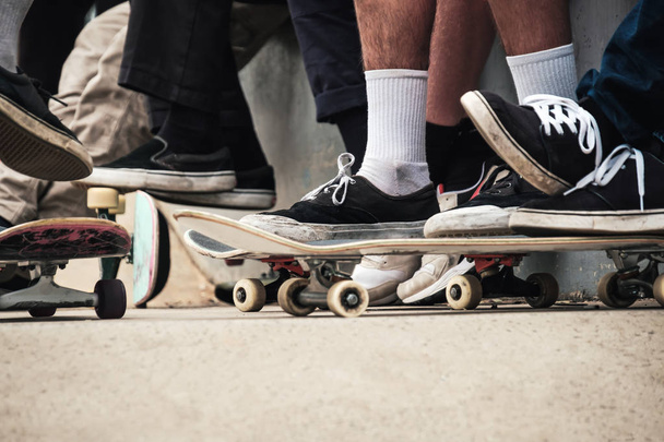 Piede di uomini sconosciuti in cima a skateboard pronti a rotolare
 - Foto, immagini