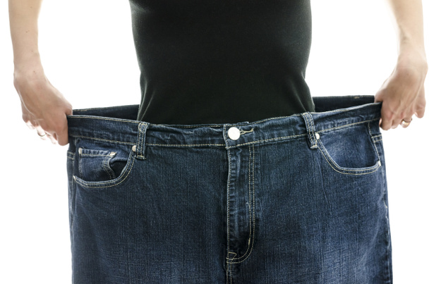 Женщина показывает, как сильно она похудела
 - Фото, изображение