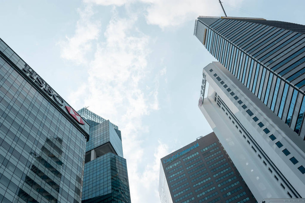 シンガポール - 12 月 24 日: ビュー マリーナ ・ ベイの高層ビルの 2018 年 12 月 24 日にシンガポールで。シンガポールは世界の第 4 一流の金融センターです。Hsbc は、一人当たりの商業銀行中国とメイバンク建物 - 写真・画像