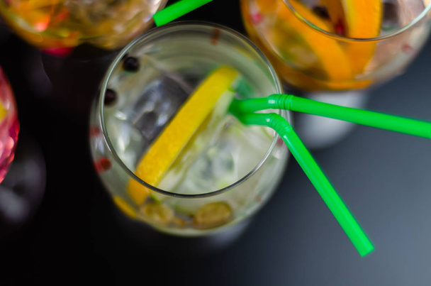 frische und erfrischende Cocktails auf Basis von Gin, einem unverwechselbaren Kräutergeschmack, Bar - Foto, Bild