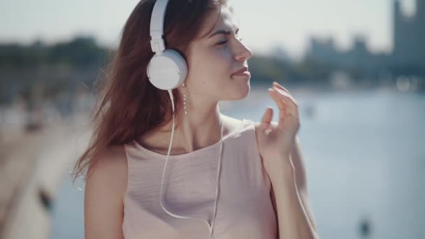 ヘッドフォンを持つ美しい女の子 - 映像、動画