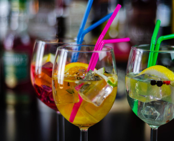 fresh and refreshing cocktails based on gin, a distinctive herbal flavor, bar - Zdjęcie, obraz