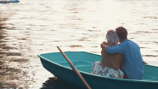 Paar in einem Boot umarmt - Filmmaterial, Video