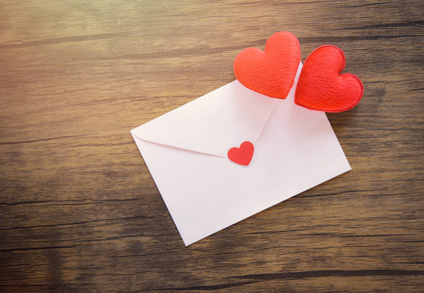 Valentijnsdag kaart op houten / envelop liefde mail Valentine Letter kaart met rood hart Love concept - uitnodiging kaart bruiloft op hout achtergrond bovenaanzicht kopie ruimte  - Foto, afbeelding