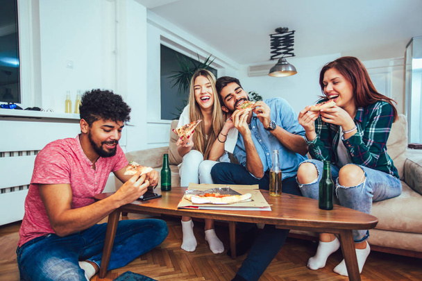multietnico giovani amici mangiare pizza insieme a casa
 - Foto, immagini