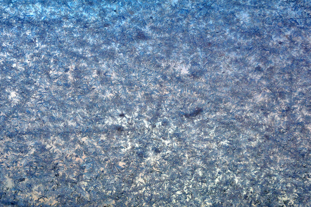 arka plan, doku - dondurulmuş cam yüzeyine ayaz buz desenlerle kaplı - Fotoğraf, Görsel