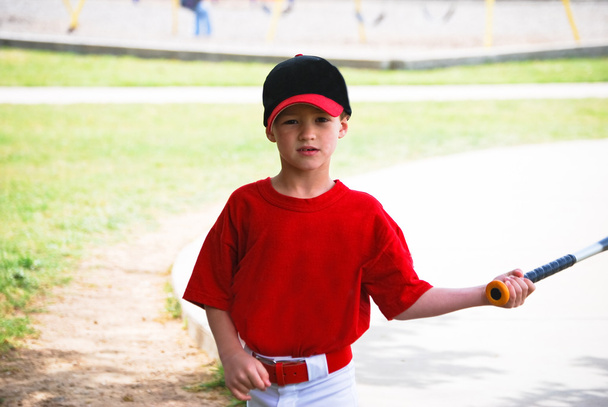 Pequeño jugador de béisbol sosteniendo bate
 - Foto, Imagen