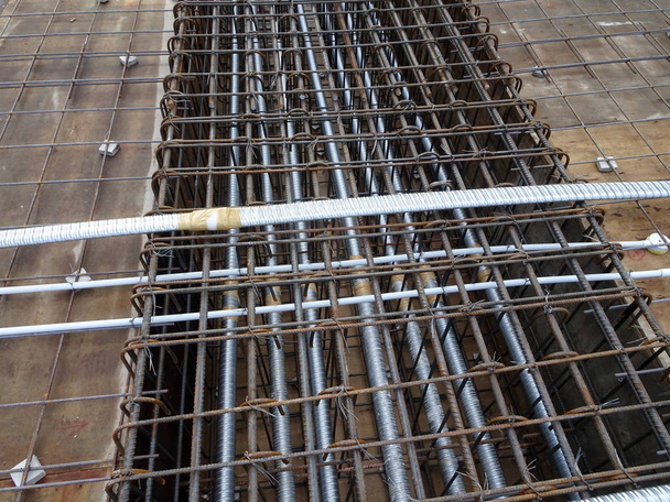 Çizildi öncesi stres Kablo boruları yuvarlak ve levha çelik takviye bar inşaat sahasında arasında yüklemek.    - Fotoğraf, Görsel