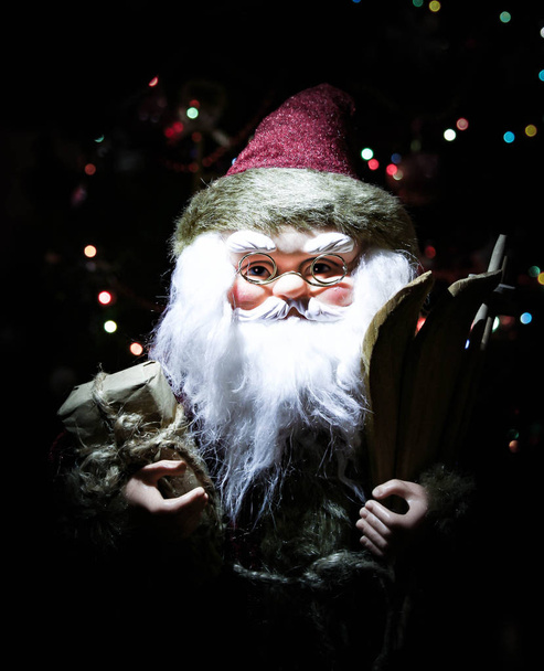 クリスマスの背景のツリーとサンタ クロース - 写真・画像