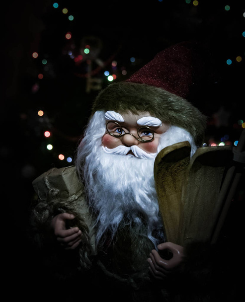 クリスマスの背景のツリーとサンタ クロース - 写真・画像