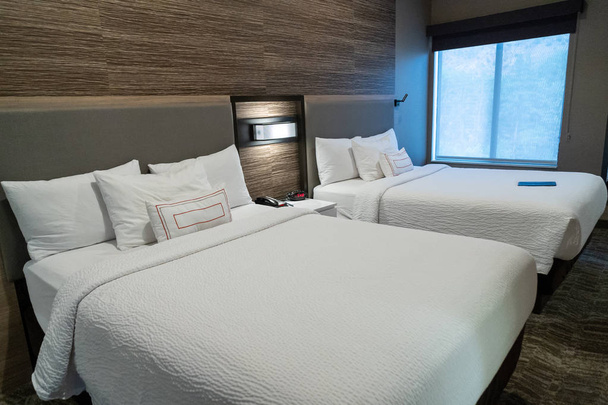 Το μοντέρνο ξενοδοχείο δωμάτιο με δύο μονά κρεβάτια, με μοντέρνο σχεδιασμό - Φωτογραφία, εικόνα