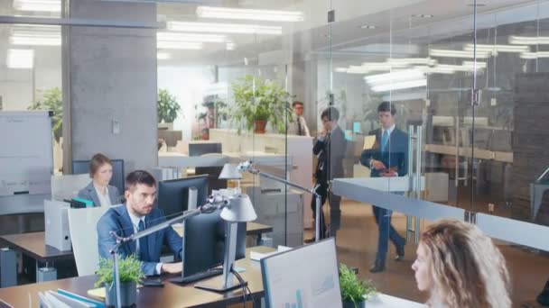 Elevated Shot of Big Office With Multiple Working Business people Interacting, Sharing Documents, Working with Statistics. Hombres y mujeres con mentalidad empresarial en acción
. - Imágenes, Vídeo