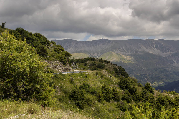 Перегляд сільська дорога і гір в річний, Хмарний день (регіону Tzoumerka, Греція, гори Пінд). - Фото, зображення