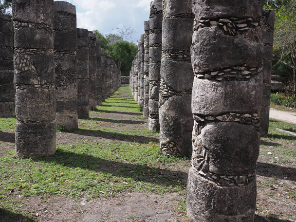 Steenachtige kolommen in de tempel van een duizend strijders in de Maya stad Chichen Itza in Mexico, ruïnes op archeologische site - Foto, afbeelding