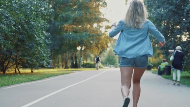 Νεαρό κορίτσι για skateboard - Πλάνα, βίντεο