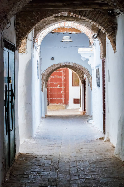 Rue médiévale étroite dans la médina blanche de la ville de Tétouan, Maroc en Afrique
 - Photo, image