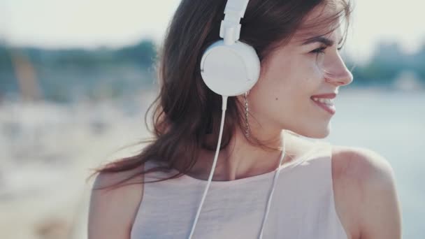 Una jovencita escucha música - Imágenes, Vídeo