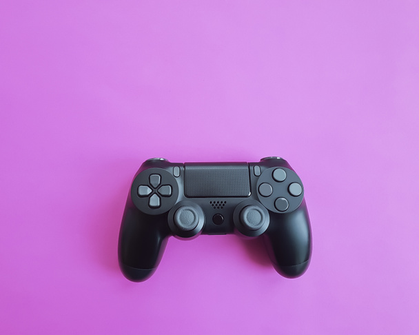 игровой контроллер черный на цветной бумаге
 - Фото, изображение