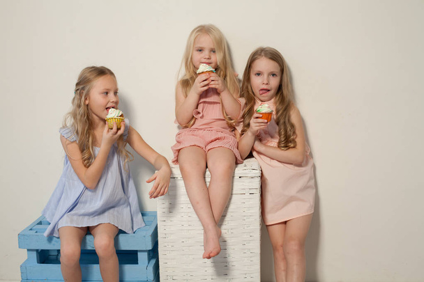 trois copines sœurs mangent des bonbons sucrés
 - Photo, image