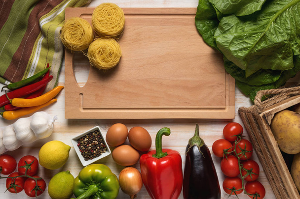 カラフルな野菜と麺をコピー スペースを持つ木製の背景。食品のコンセプト. - 写真・画像