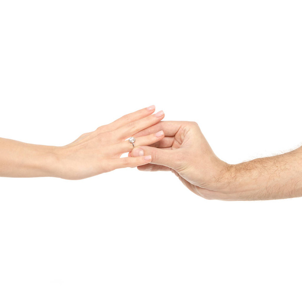 Пару рук мужского и женского кольца предложение
 - Фото, изображение