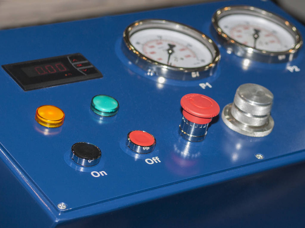 Het apparaat is blauw met knoppen en manometers voor het meten van druk in het systeem van het voertuig - Foto, afbeelding