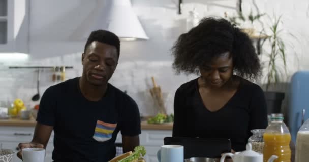 Homem e mulher conversando durante o café da manhã
 - Filmagem, Vídeo