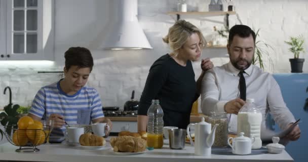 Family having breakfast together - Záběry, video