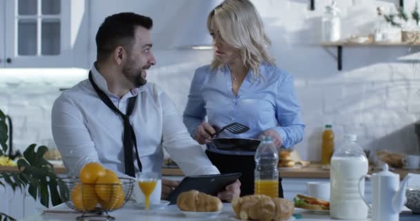 Wife serving breakfast to her husband - Footage, Video