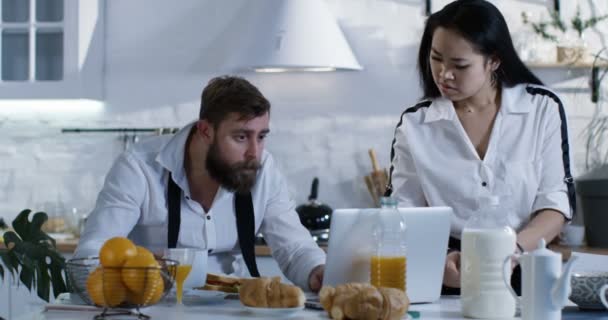 Couple watching laptop during breakfast - Materiał filmowy, wideo