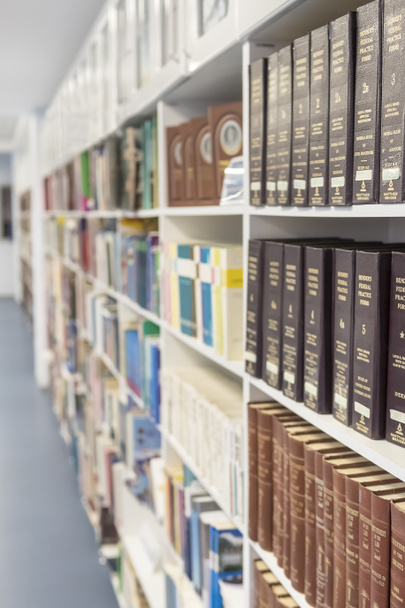gamme de bibliothèques s'étendant loin avec des catalogues de livres de droit
 - Photo, image