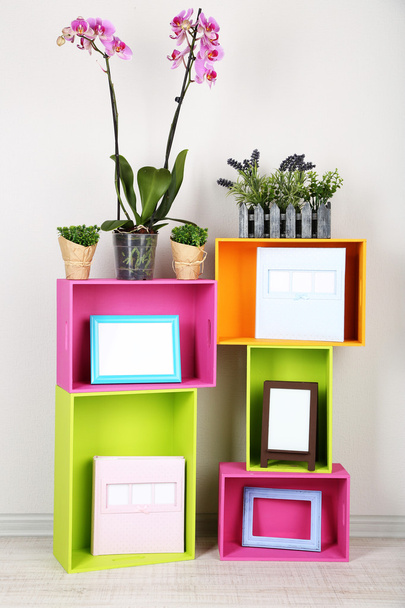 Belles étagères colorées avec différents objets liés à la maison
 - Photo, image
