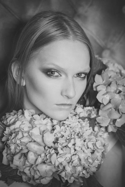 Mujer joven belleza, cabello rubio con hortensias
 - Foto, imagen
