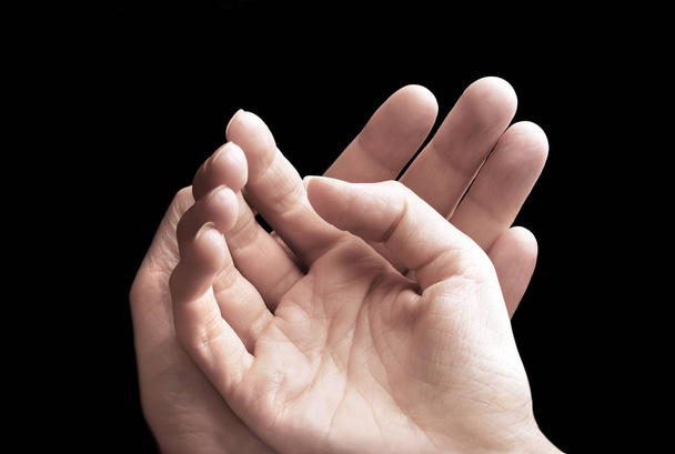 Αγγίζοντας τα δύο χέρια, του άνδρα και της γυναίκας  - Φωτογραφία, εικόνα